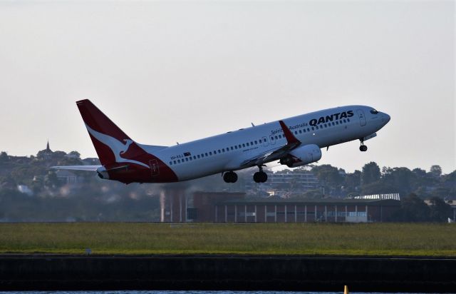 Boeing 737-800 (VH-VXJ) - VH-VXJ Qantas Boeing 737-838(WL)  Dec 2017