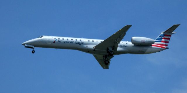 Embraer ERJ-145 (N620AE) - On final is this 1999 American Airlines Eagle Embarer 145LR in the Summer of 2021.