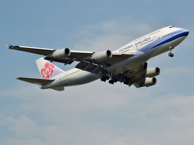 Boeing 747-400 (B-18215)