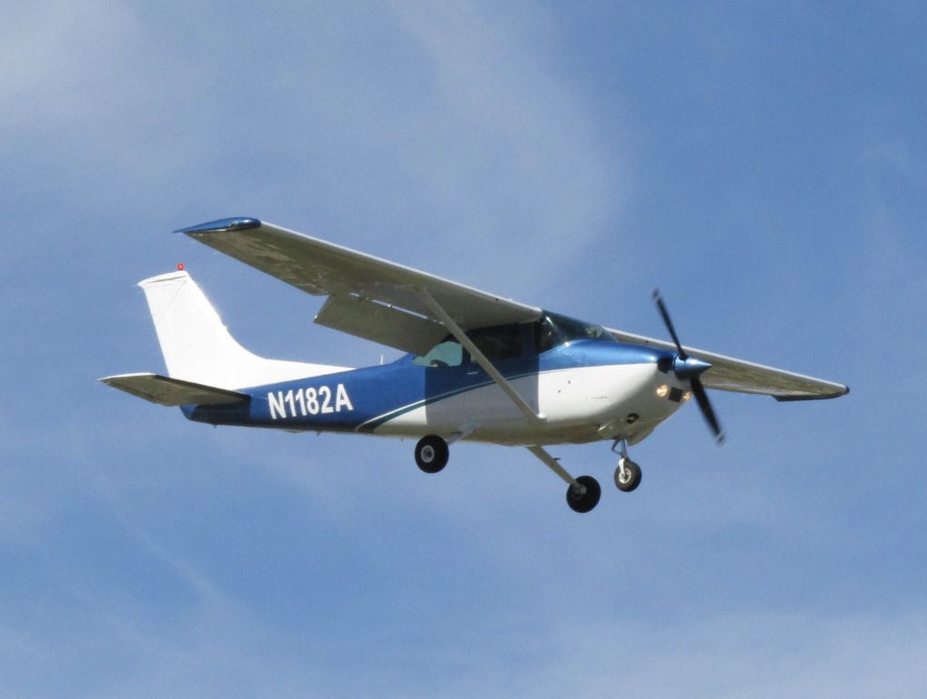 Cessna Skylane (N1182A) - Landing RWY 6