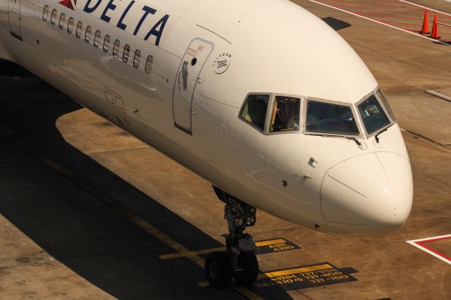 Boeing 757-200 (N676DL) - Arriving ATL from MCO. Full-screen for the best resolution.