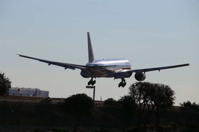 Boeing 777-200 —