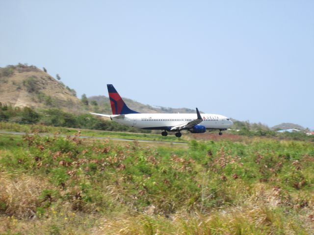 Boeing 737-800 (N380DA)