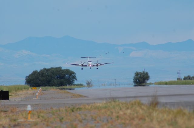 Beechcraft Super King Air 300 (N124CM) - On Final