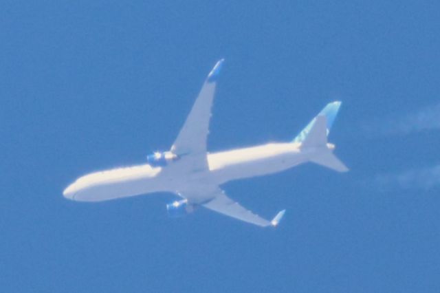 N671UA — - N671UA Boeing B-767 322 ER. United Airlines UA959. De London LHR. Vers Chicago ORD. Altitude 10973 Mètres. Vitesse 705 KM/H. Survolant la ville de Lavaltrie QC. Le 01-05-2025 à 12:48.