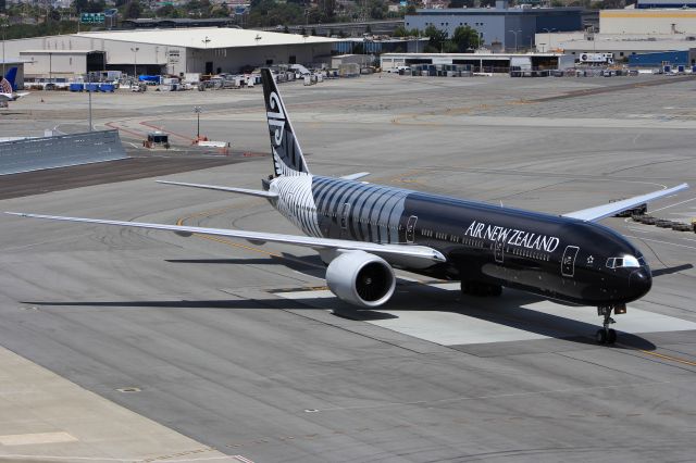 BOEING 777-300 (ZK-OKQ)