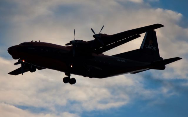 Antonov An-12 (UR-CSI)