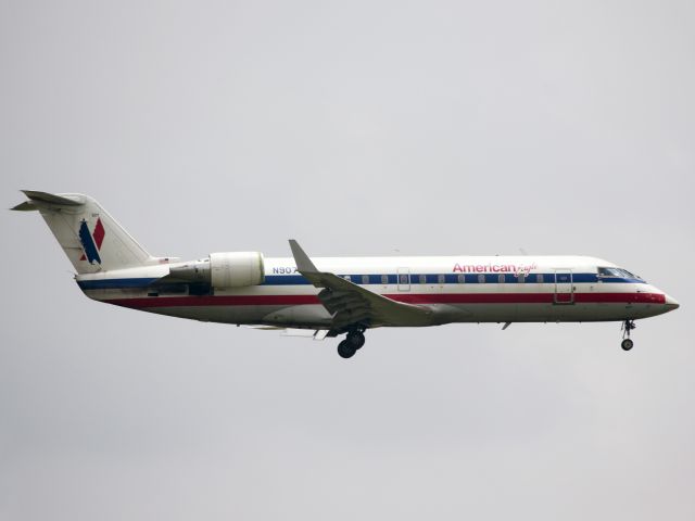 Canadair Regional Jet CRJ-200 (N907EV)