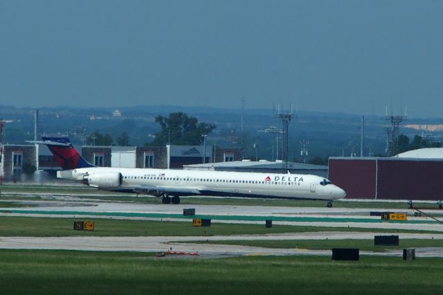 McDonnell Douglas MD-90 (N940DN)