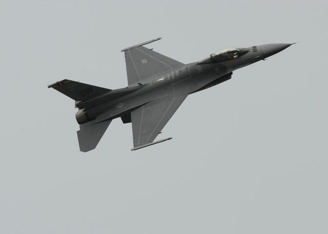 Lockheed F-16 Fighting Falcon —