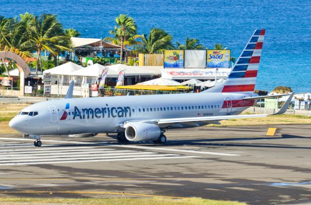 Boeing 737-800 (N989AN) - The first New American Airlines painted Aircraft at St. Maarten.br /April 10, 2013