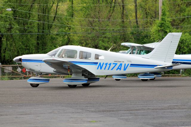 Piper Cherokee (N117AV)