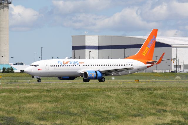 Boeing 737-800 (C-FLSW) - Landing 33L,Lester B. Pearson Intl Airport CYYZ/YYZ