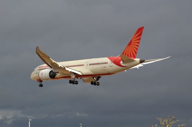 Boeing 787-8 (VT-ANR) - An Air India B787-8 on final approach into LHR, landing on runway 27L.br /br /Location: Myrtle Ave.br /Date: 31.07.22 (dd/mm/yy).