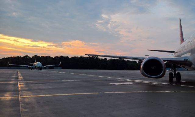 BOEING 737-400 (EC-LTG) - Background:B738 RYR