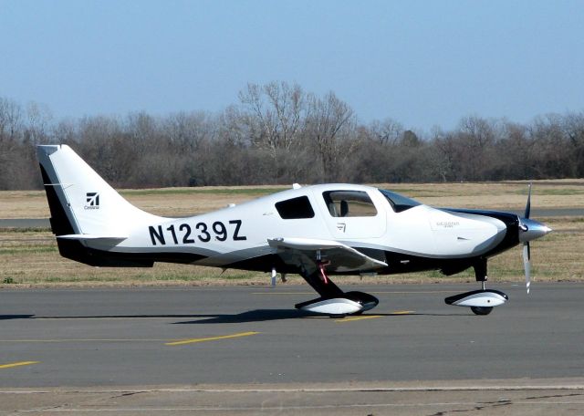 Cessna 400 (N1239Z) - At Downtown Shreveport.