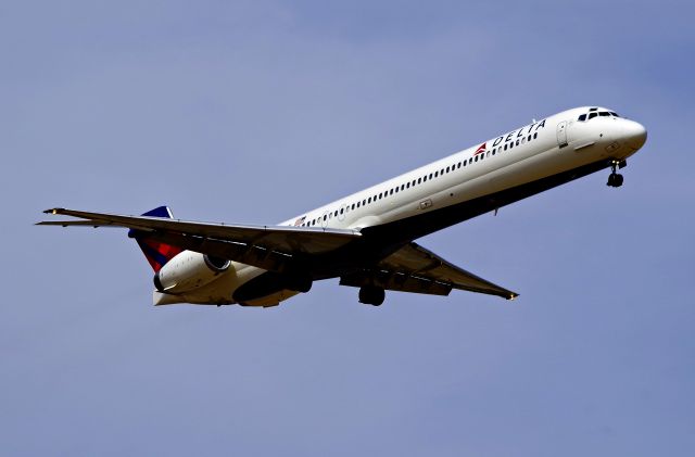 McDonnell Douglas MD-90 (N944DN)