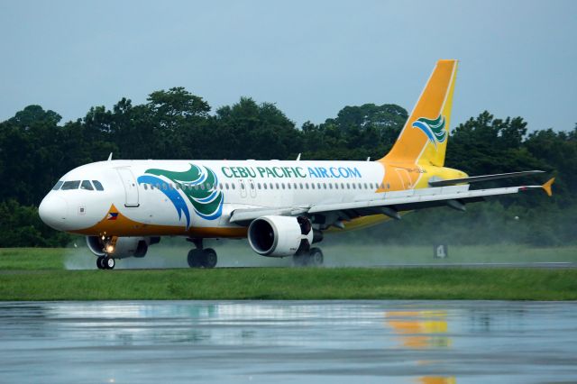 Airbus A320 (RP-C3244) - Landing in light rain on Rwy 27.