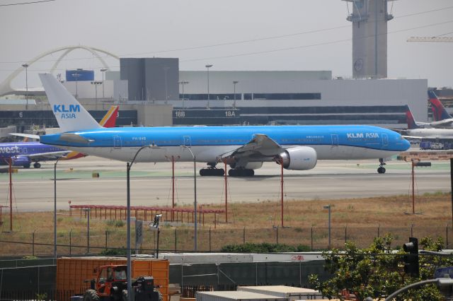 BOEING 777-300ER (PH-BVB)
