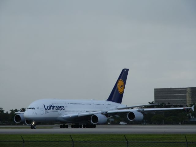 Airbus A380-800 (D-AIMB)