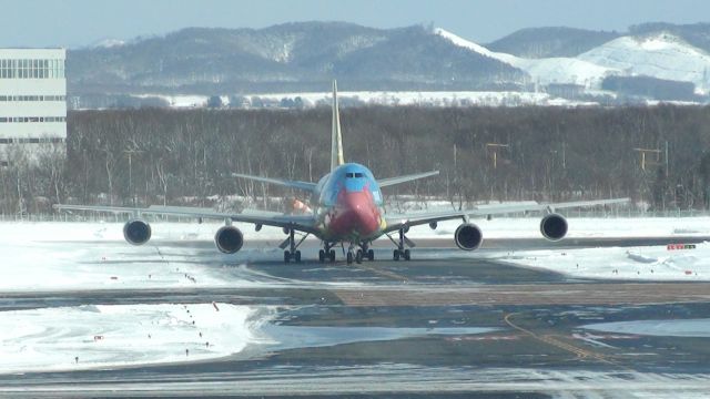 Boeing 747-400 (JA8956) - 2012年新千歳空港にて撮影