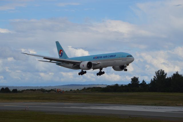 Boeing 777-200 (HL8252) - Point Woronzof off runway 15