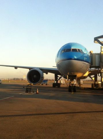 Boeing 777-200 —