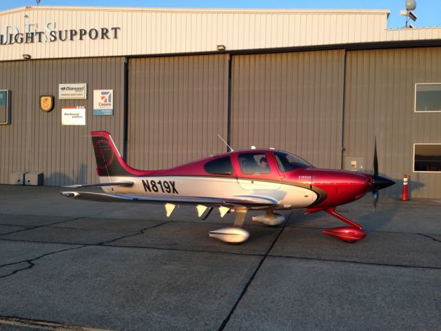 Cirrus SR22 Turbo (N819X)