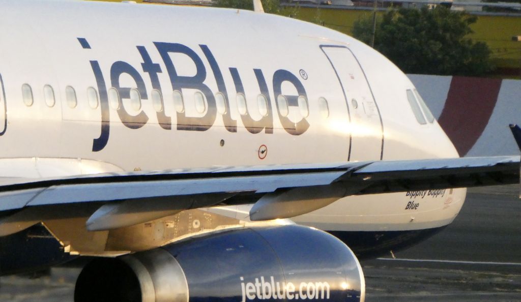 Airbus A320 (N565JB) - Short of 05L...