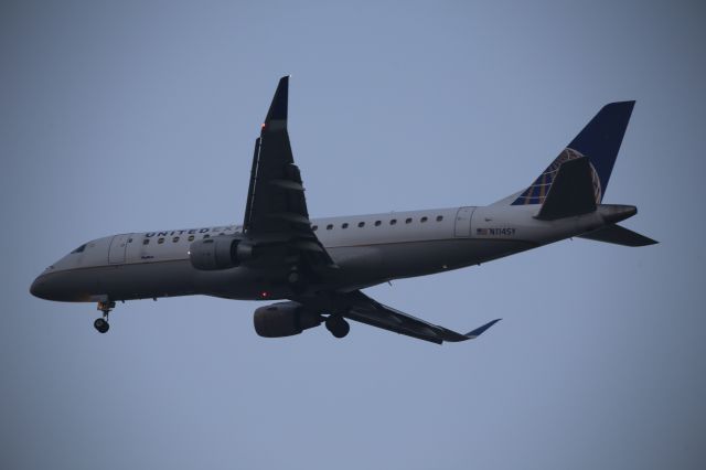 EMBRAER 175 (long wing) (N114SY)