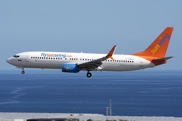 Boeing 737-800 (C-GNCH)