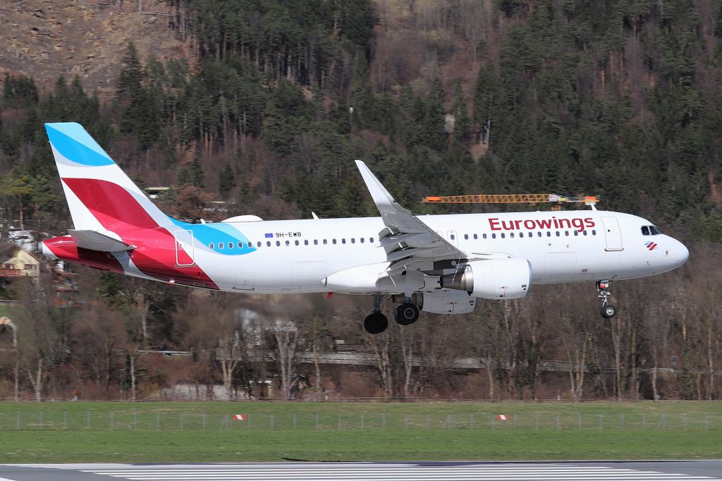Airbus A320 (9H-EWB)