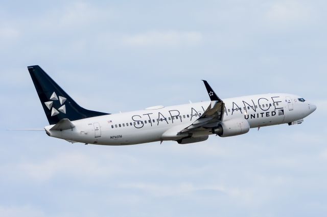 Boeing 737-800 (N76516) - 01/11-2015. Star Alliance livery. Outbound to KEWR. 