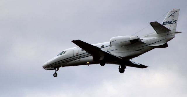 Cessna Citation Excel/XLS (N868JS) - On short final is this 2001 Cessna Citation 560XLS in the Winter of 2023.