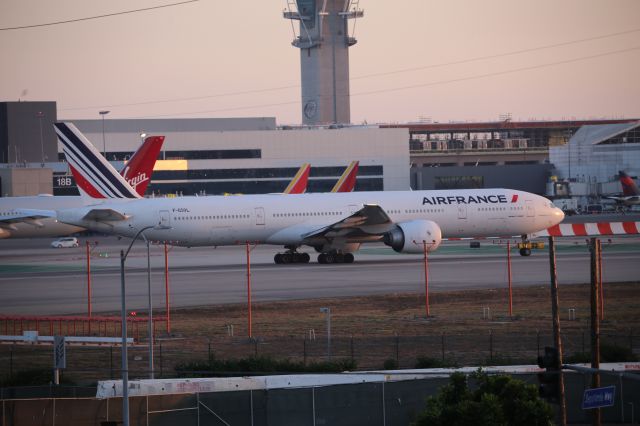 BOEING 777-300ER (F-GSQL)