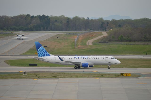 Embraer 175 (N619UX) - United Express Flight 4194 arriving from KIAH 37 Minutes Early.. Taxiing to Gate A21.. New Livery.