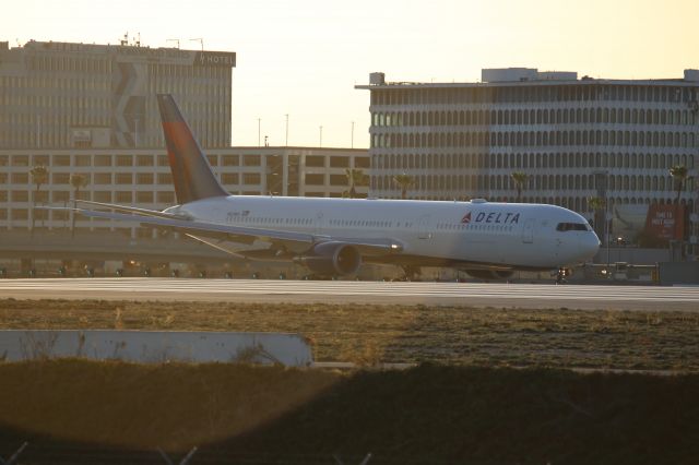 BOEING 767-400 (N833MH)