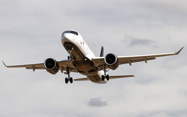 Airbus A220-300 (C-GJYE)
