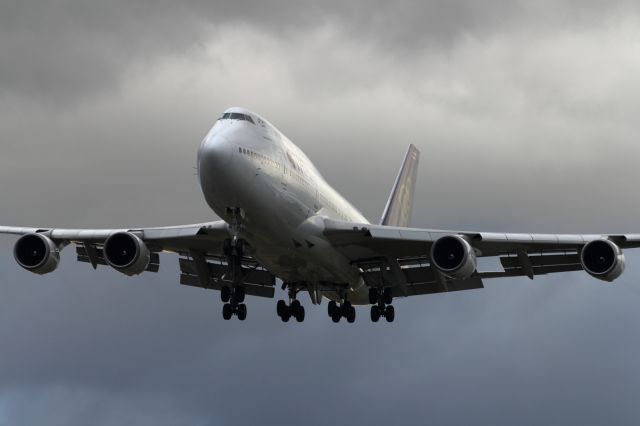 Boeing 747-400 (HS-TGP) - Approaching LHR, Runway 027R.