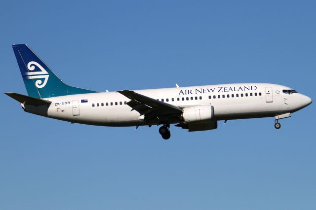 BOEING 737-300 (ZK-NGR)