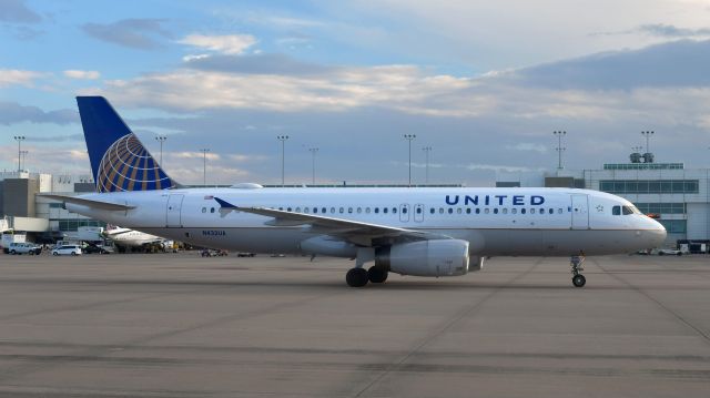 Airbus A320 (N432UA) - United Airlines Airbus A320-232 N432UA in Denver 