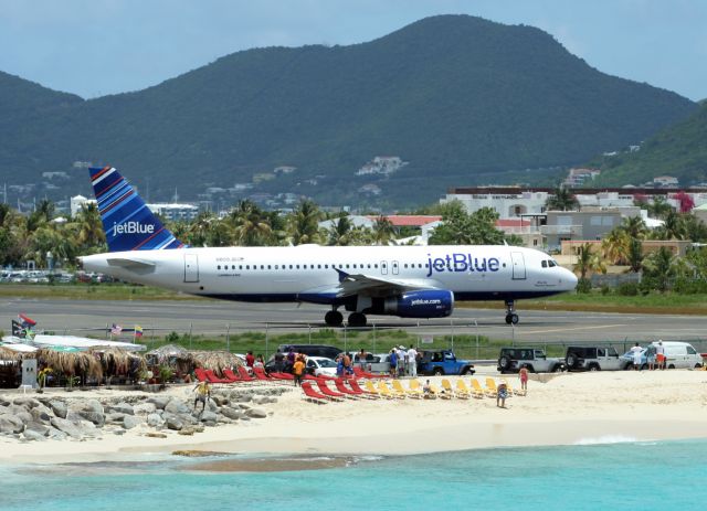 Airbus A320 (N809JB) - Moments from takeoff.