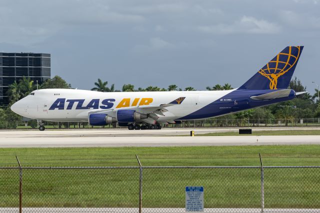 Boeing 747-400 (N415MC)