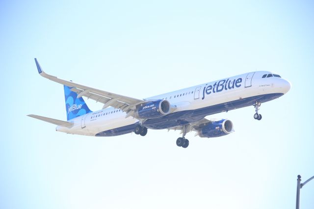Airbus A321 (N942JB)