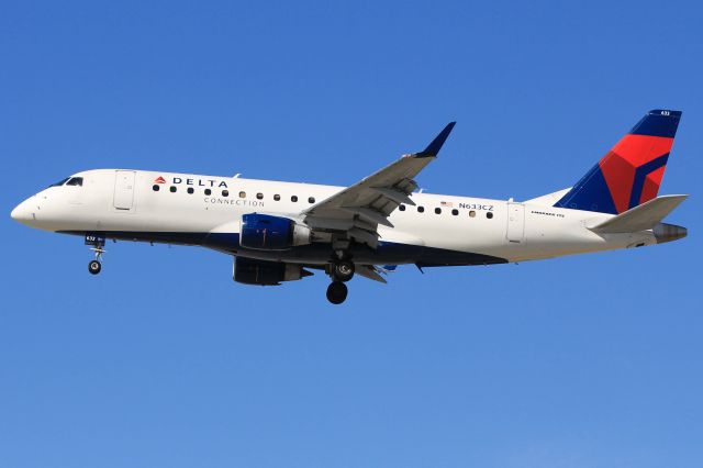 Embraer 170/175 (N633CZ)