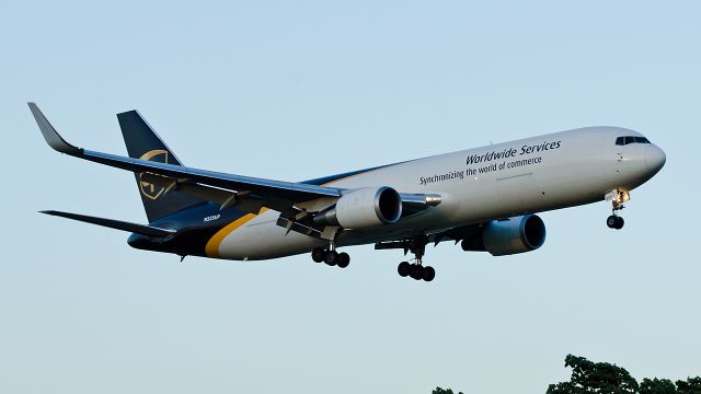 BOEING 767-300 (N335UP) - Landing runway 21 as sun sets, 07-18-2013