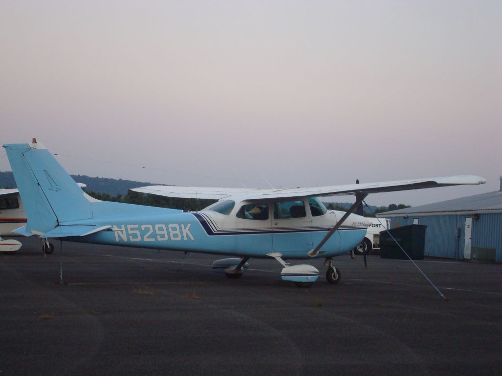 Cessna Skyhawk (N5298K) - N5298K parked at 4B8.