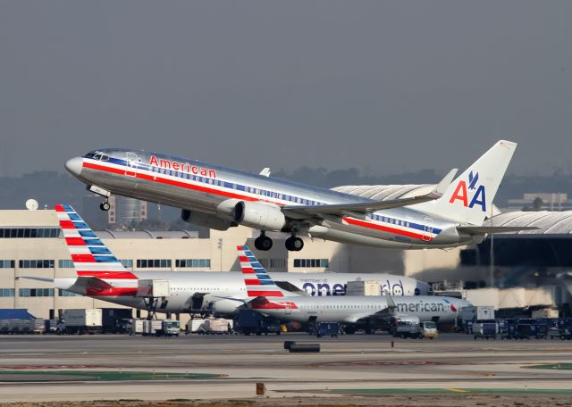 Boeing 737-700 (N928AN)