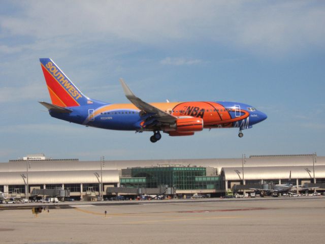 Boeing 737-700 (N224WN) - Landing on RWY 19R