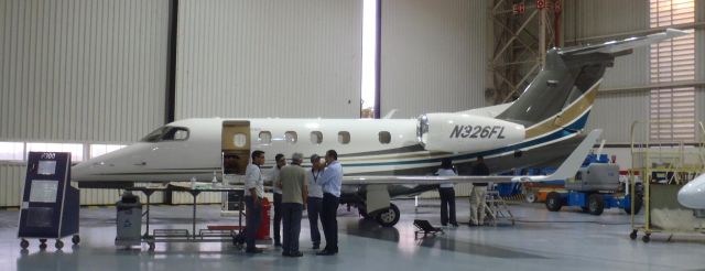 Embraer Phenom 300 (N326FL)